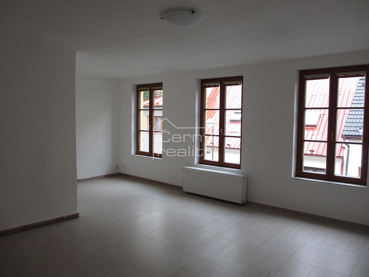 Prodej komerčního objektu - nájemního domu v centru Chrudimi, 3 byty (210 m²), 3 nebyty (140 m²) – pohled 5