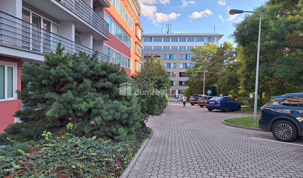 Pronájem garážového stání 12m2 P10 Názovská, Praha – náhled fotky 6