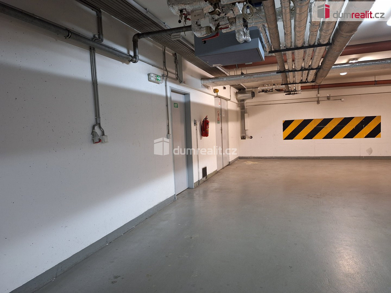 Pronájem garážového stání 12m2 P10 Názovská – fotografie 3