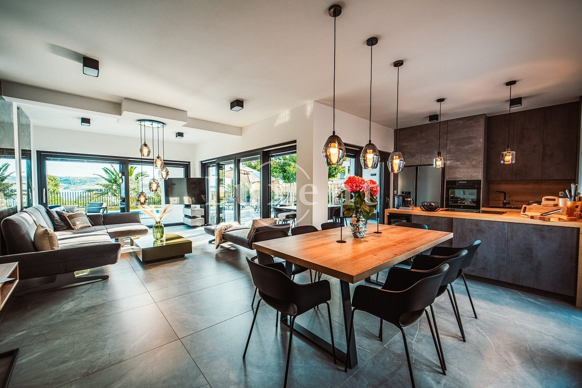 Prodej domu 210 m² s pozemkem 942 m² – pohled 3
