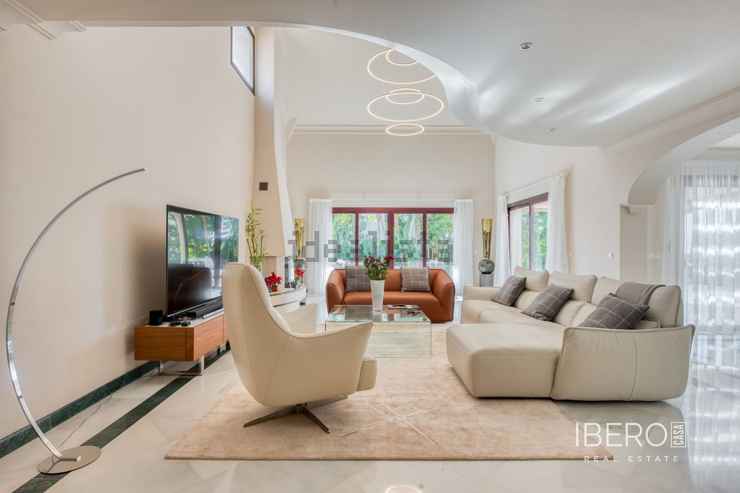 Prodej domu 1 325 m² s pozemkem 1 800 m² — photo 2