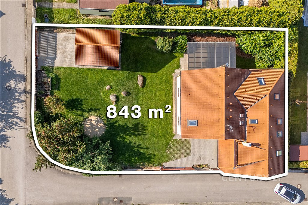 Prodej domu 252 m² s pozemkem 843 m² – pohled 2