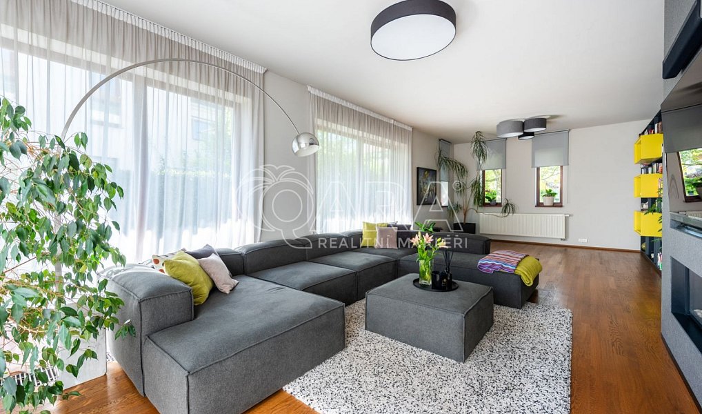 Prodej domu 285 m² s pozemkem 848 m², Statenice – náhled fotky 2