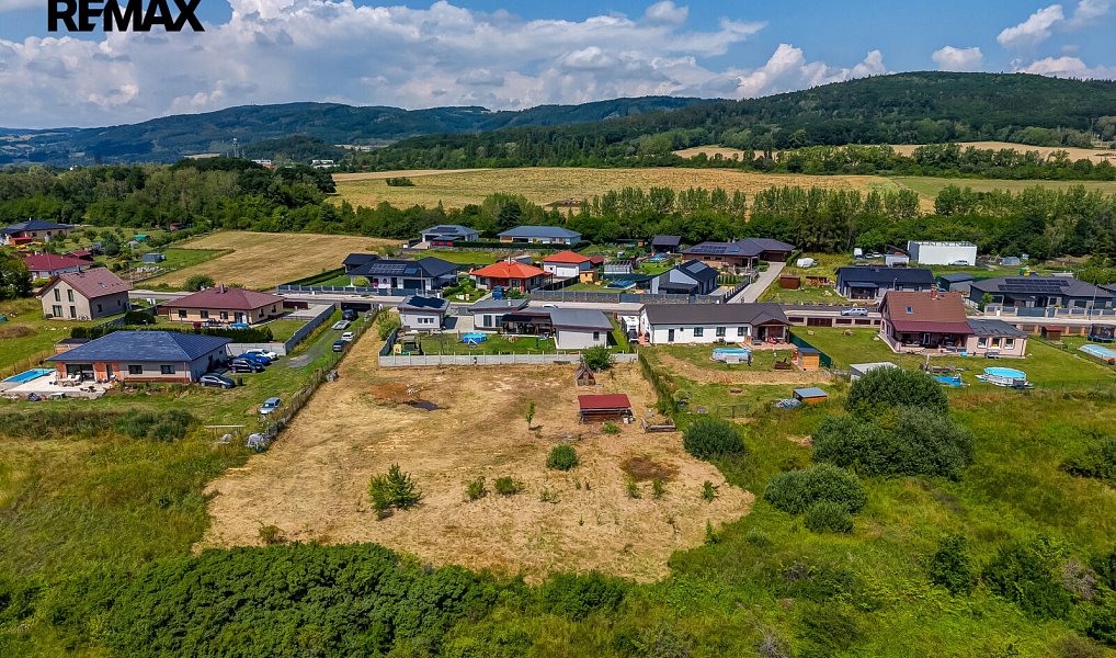 Prodej stavebního pozemku 1 300 m², Černovice – náhled fotky 2