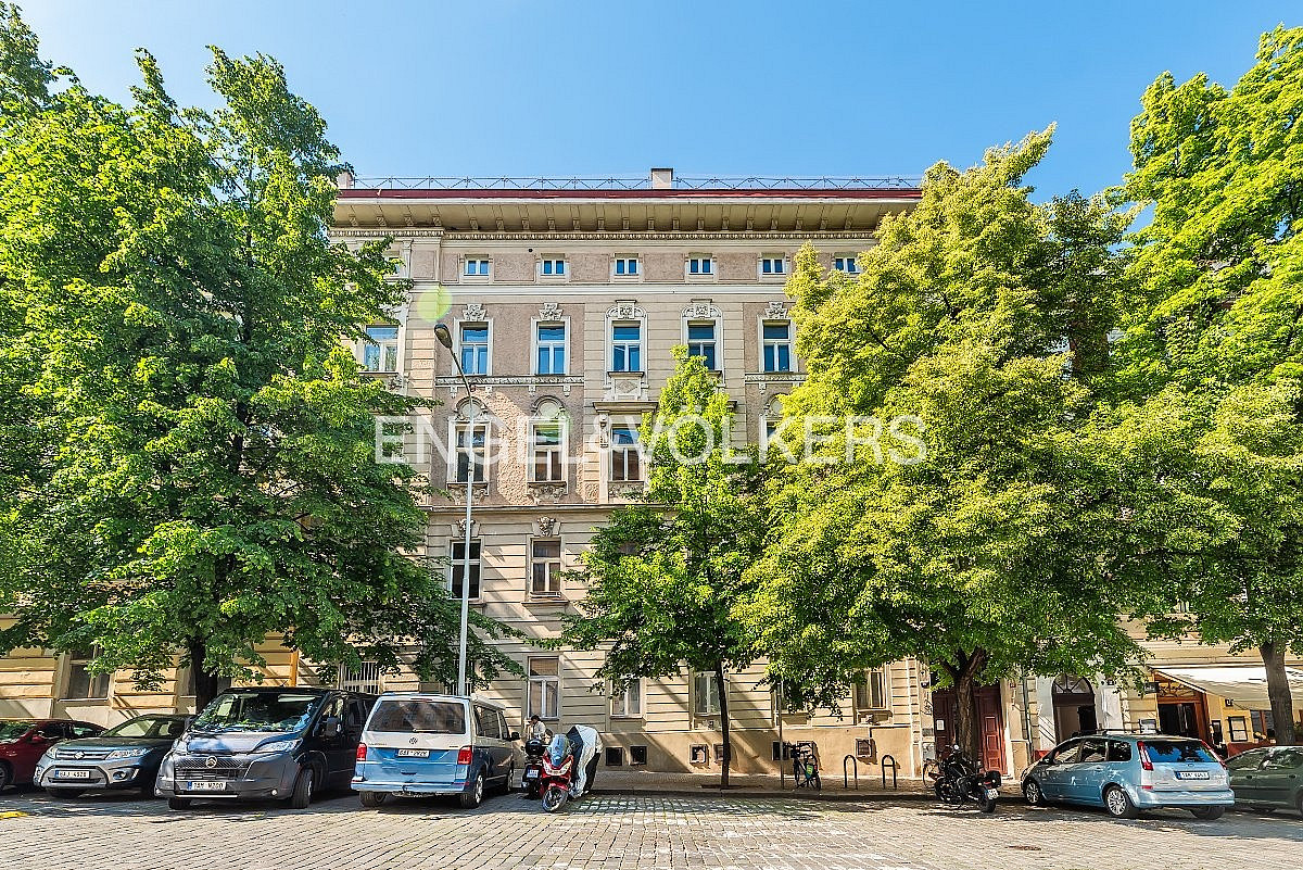 Pronájem obchodních prostor 155 m²