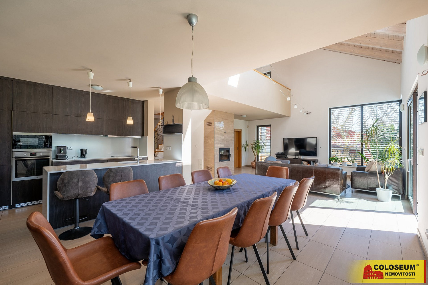 Prodej domu 287 m² s pozemkem 800 m² – fotografie 2