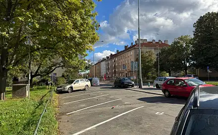 Praha, černokostelecká, parkovací stání pronájem