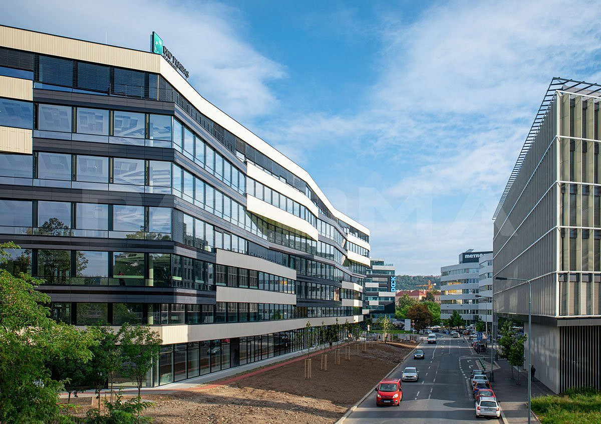 Pronájem kanceláře 828 m²
