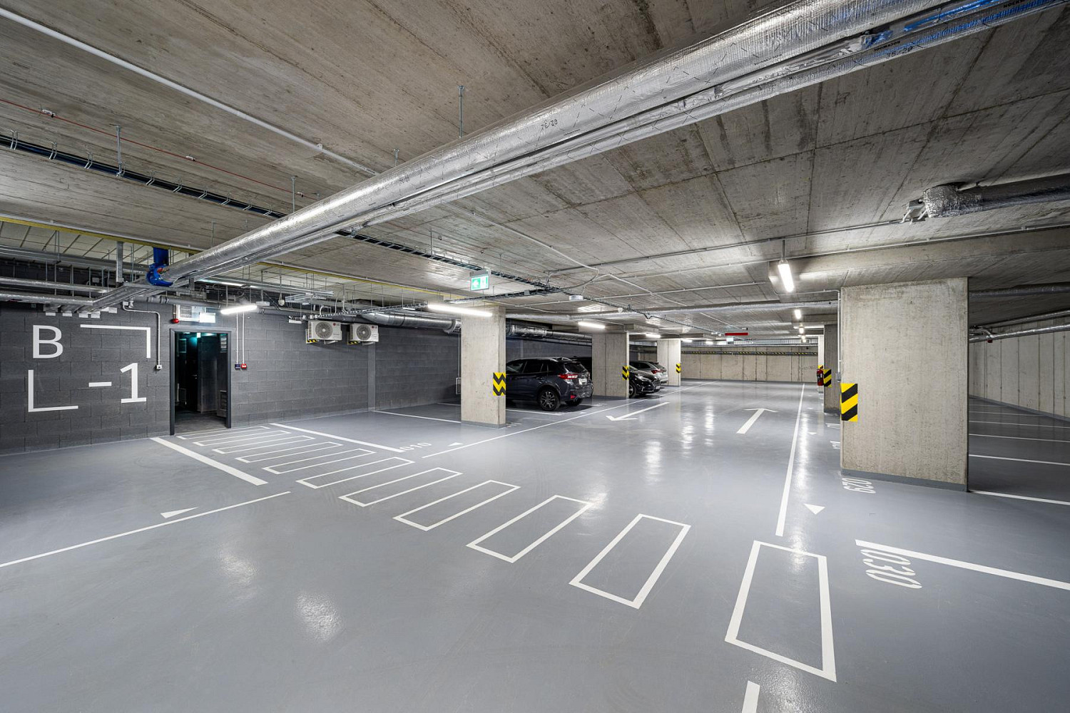 Vnitřní garážové stání v novostavbě bezpečné parkování v moderním rezidenčním projektu