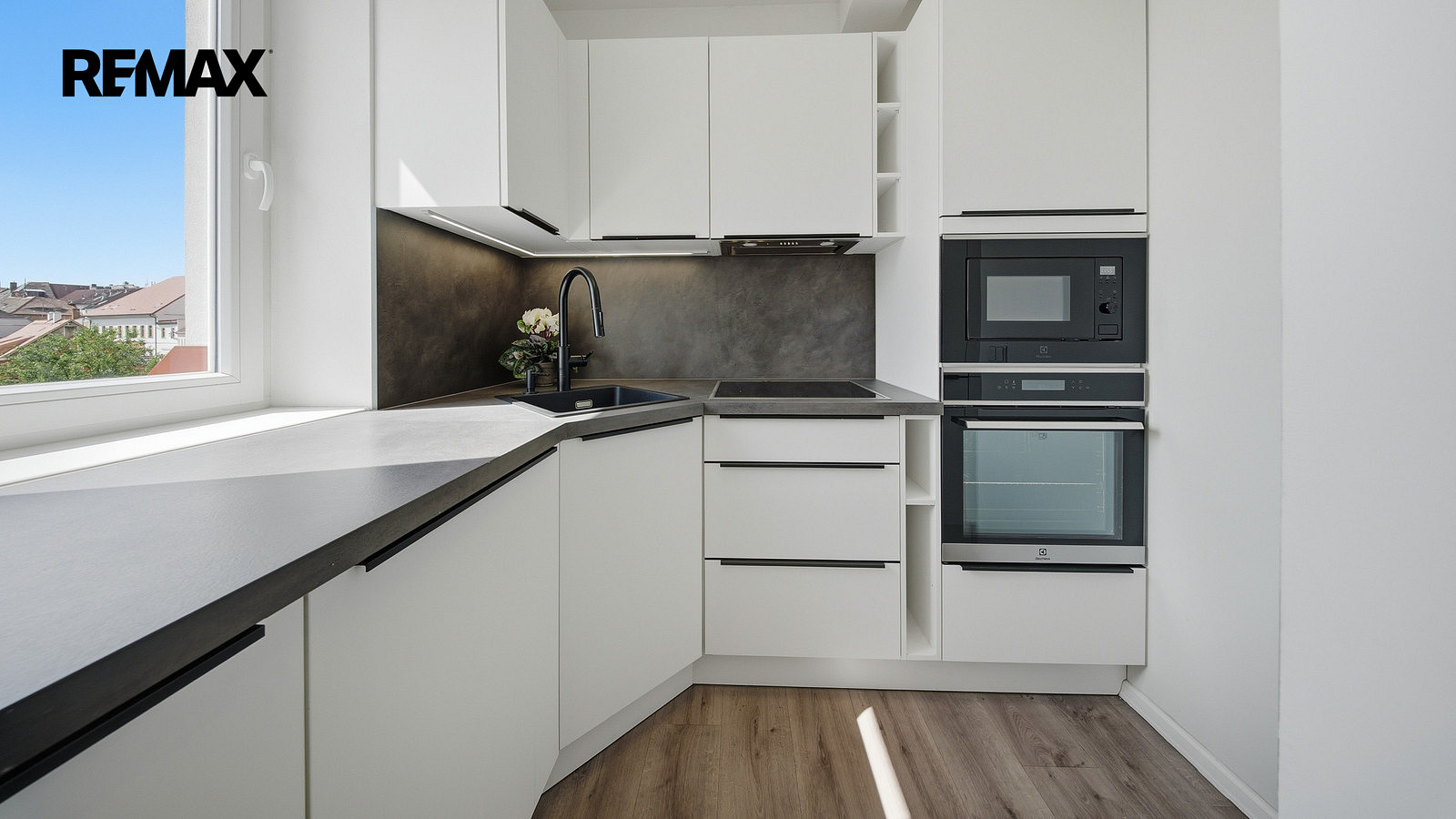 Pronájem bytu 4+kk 85 m² — photo 2
