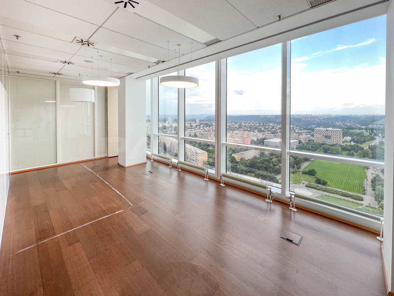 Pronájem kanceláře 1 000 m² – pohled 2