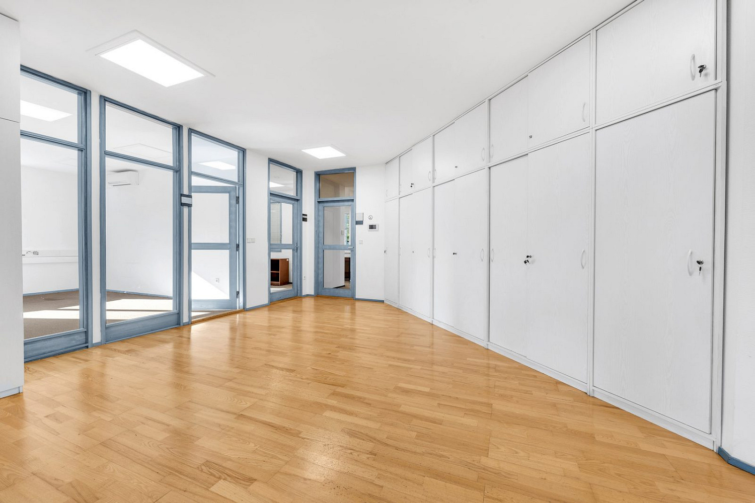Pronájem kanceláře 330 m² – fotografie 4