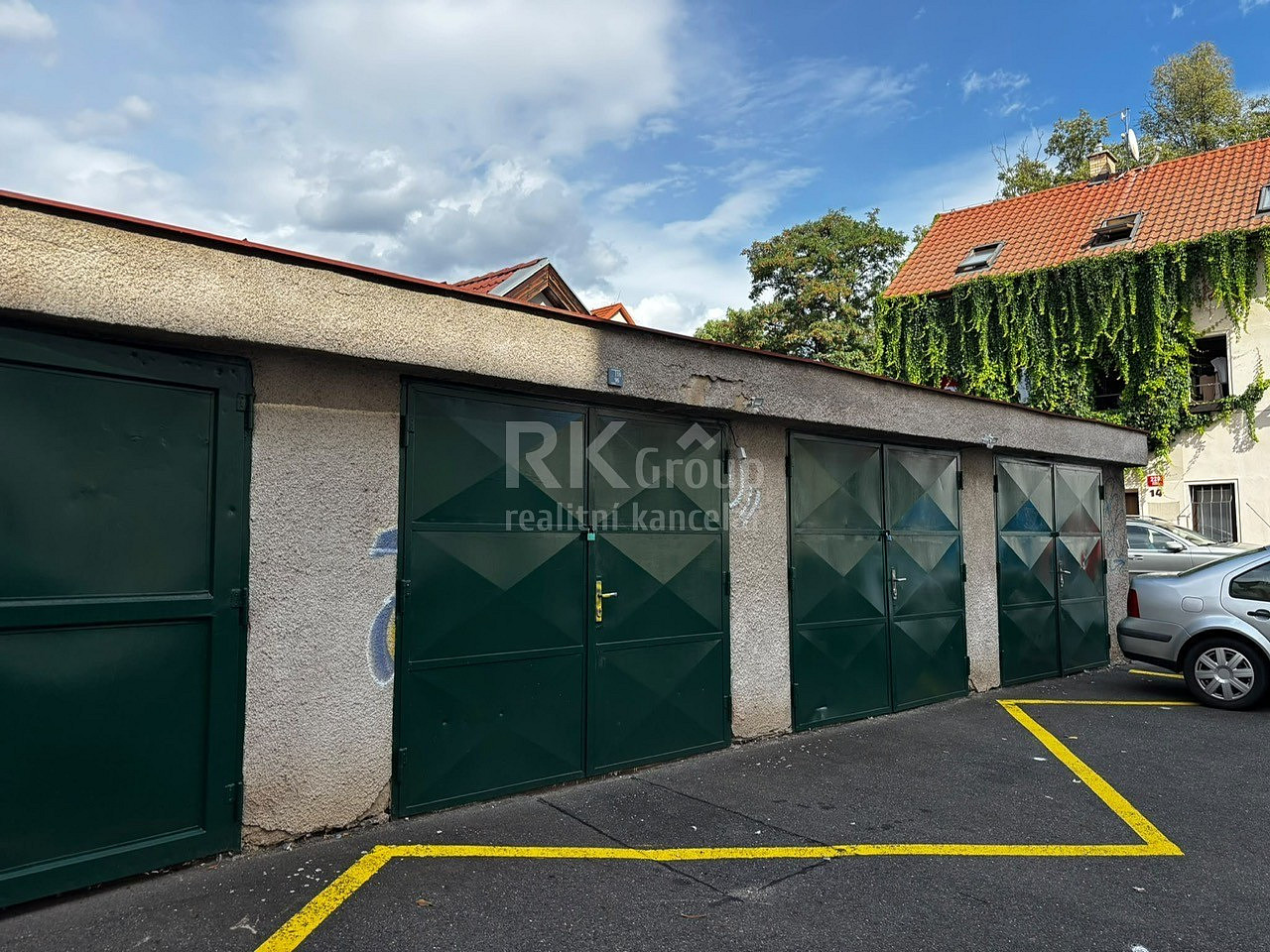 Pronájem garáže nebo skladu, 18 m2 + místo před garáží 12 m2, Praha 4 - Michle, ul. Kapitulská