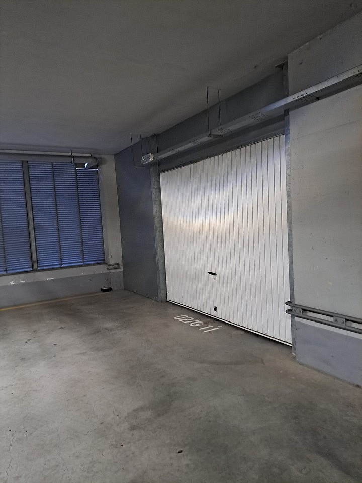 Pronájem uzavřeného garážového stání 25m2 ul. peržílkova, praha 13 stodůlky — photo 2
