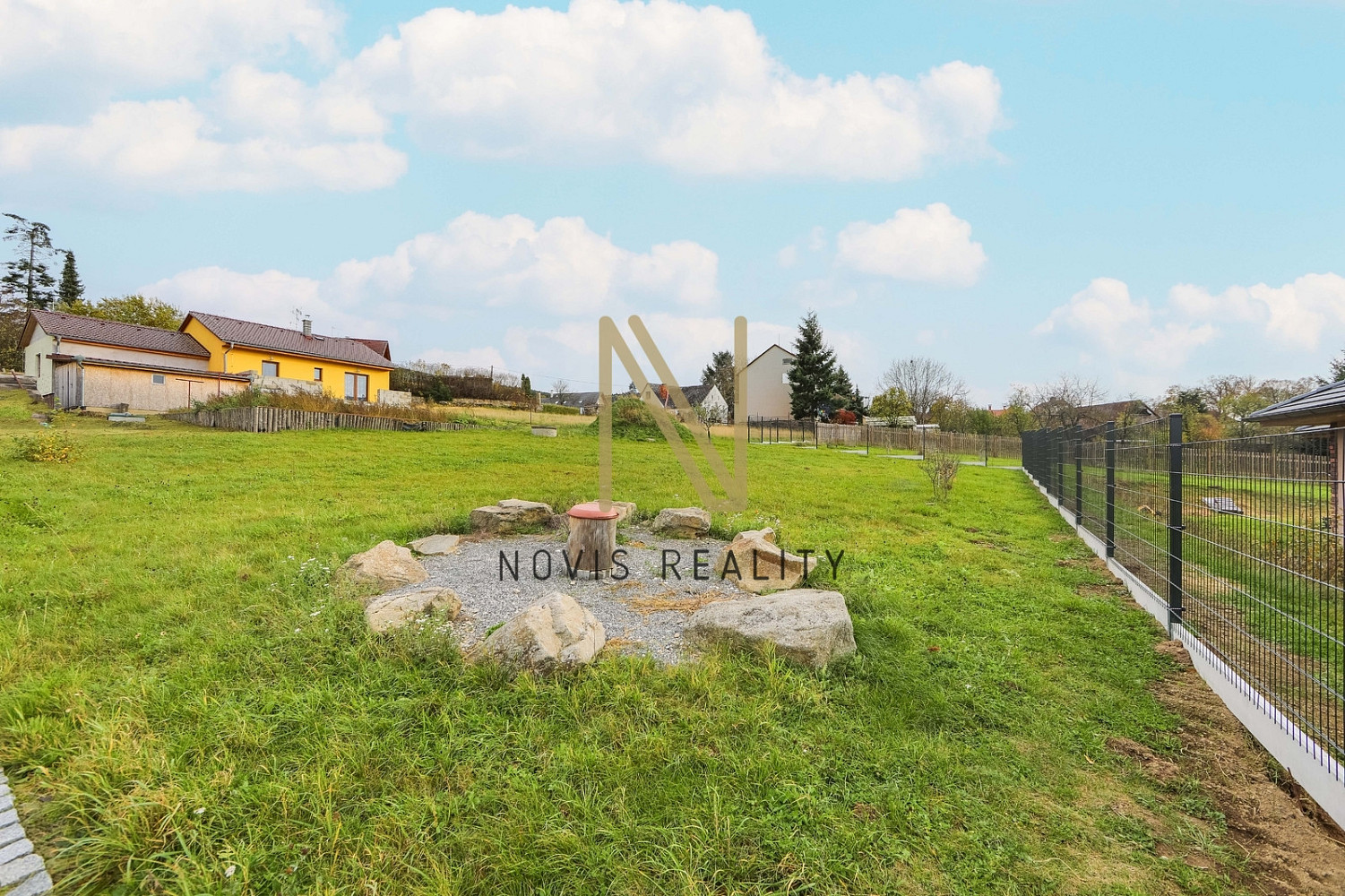 Prodej stavebního pozemku 698 m² – fotografie 2