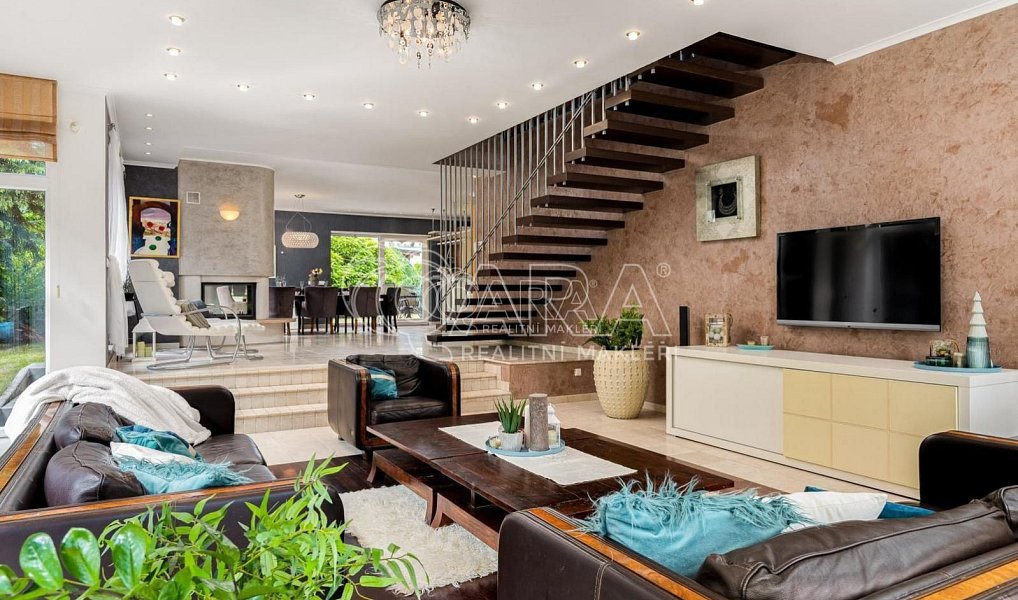 Prodej domu 470 m² s pozemkem 1 038 m², Praha – fotka 1 z 24