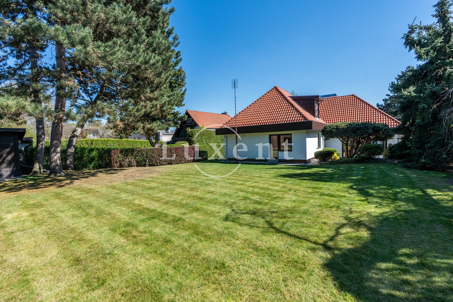 Pronájem domu 417 m² s pozemkem 1 180 m²
