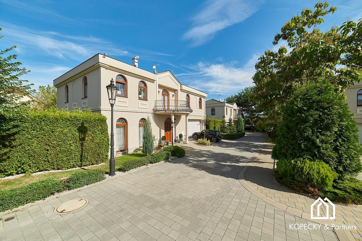 Pronájem domu 243 m² s pozemkem 387 m² – fotografie 2