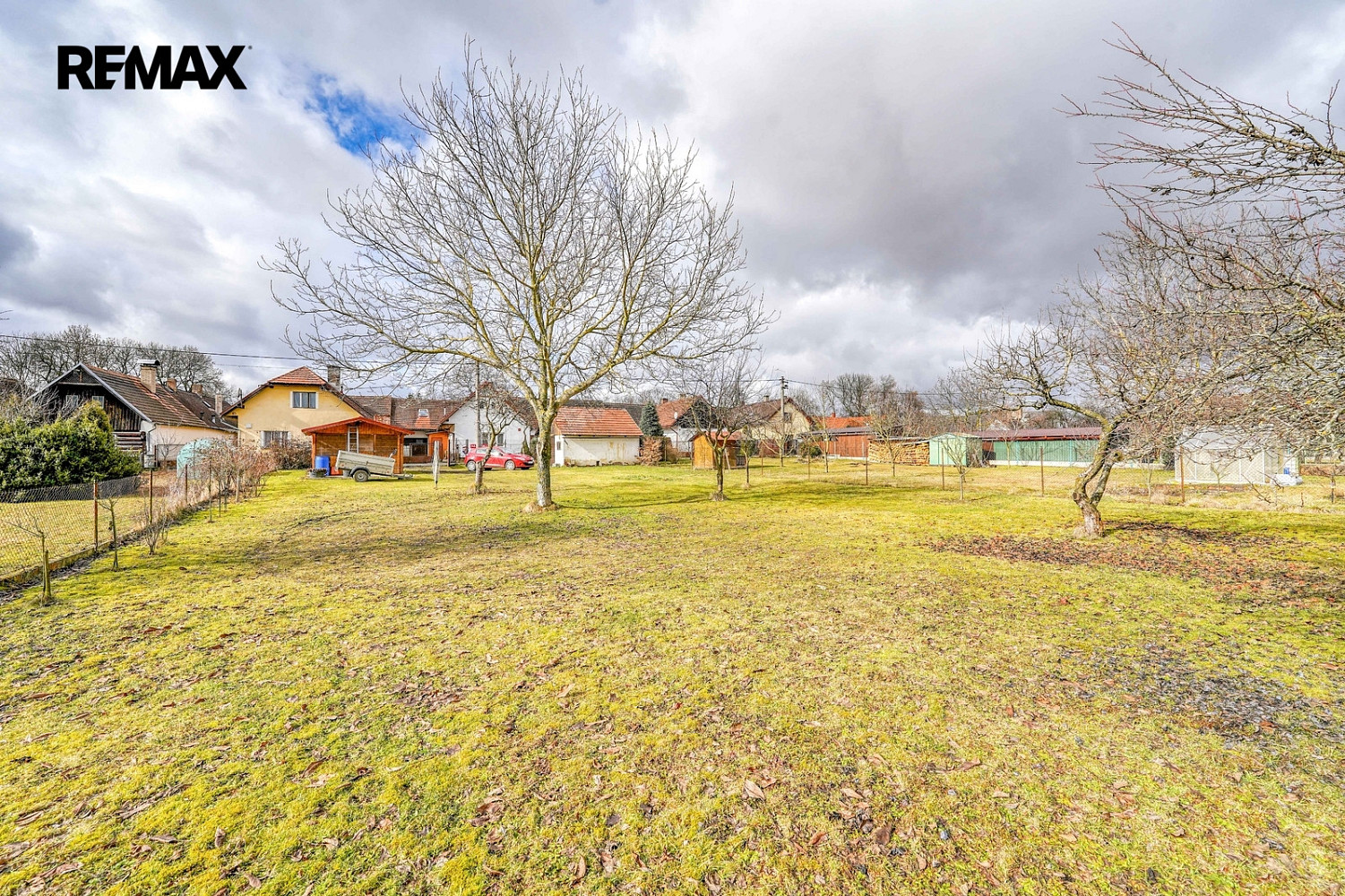 Prodej stavebního pozemku 904 m² – pohled 2