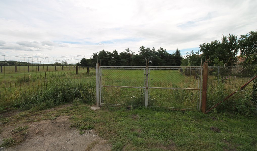 Prodej stavebního pozemku 2 358 m², Sány – náhled fotky 4