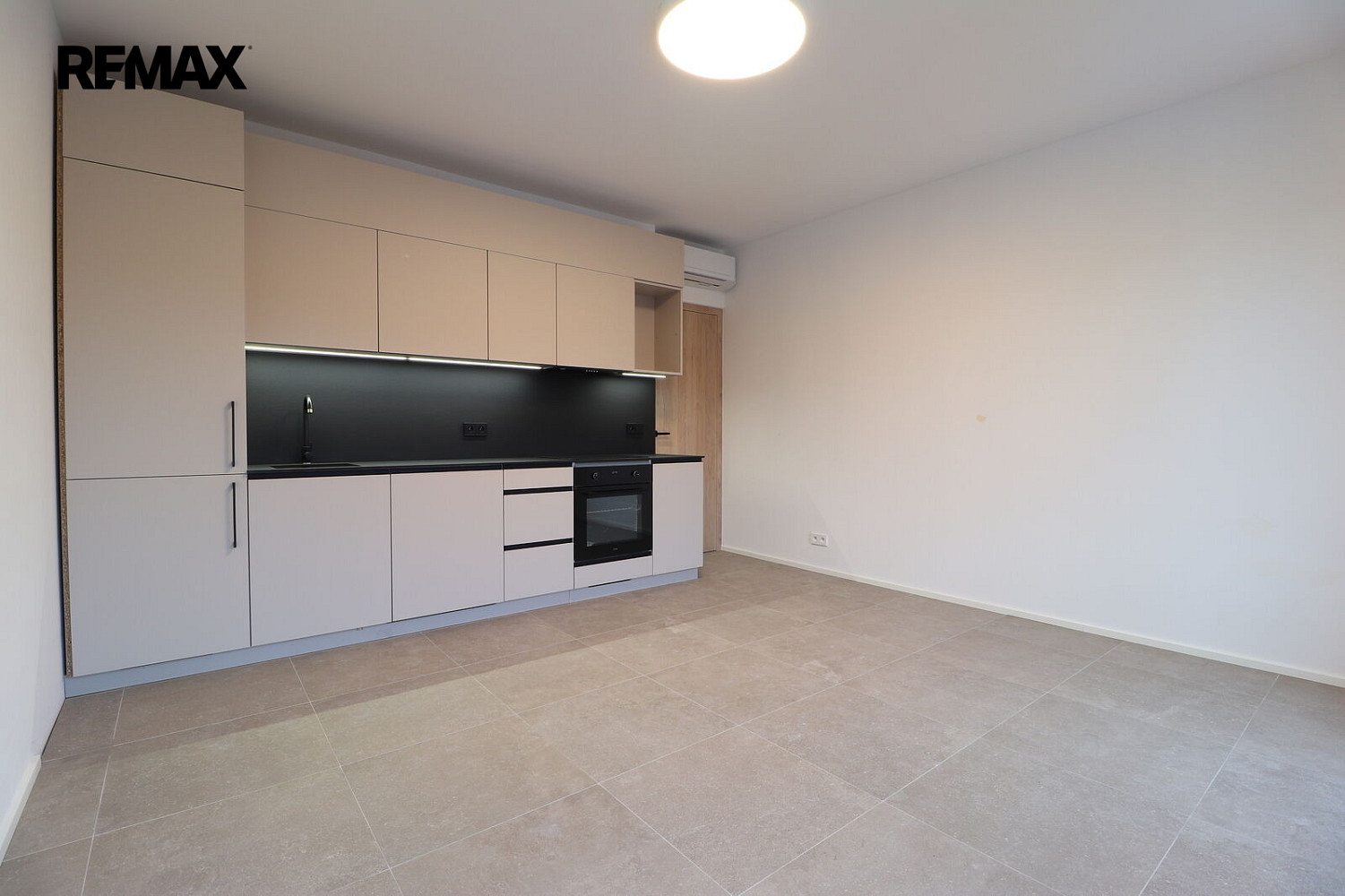 Pronájem bytu 2+kk 40 m² – fotografie 2