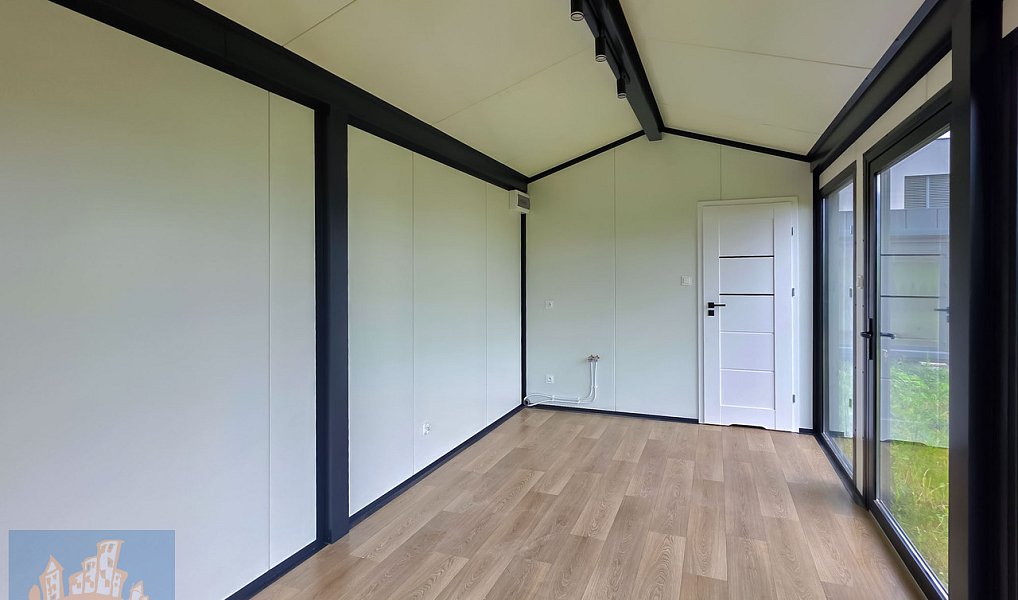 Modulový prefabrikovaný zateplený domek se sedlovou střechou a terasou, Zbuzany – náhled fotky 8
