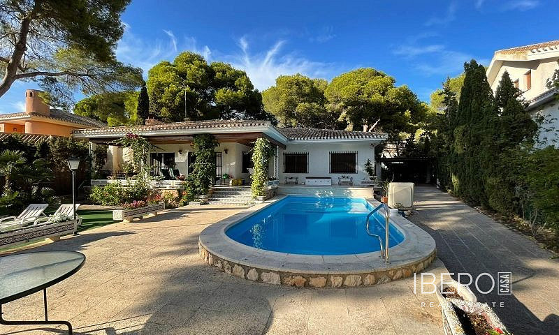 Prodej domu 250 m² s pozemkem 800 m²