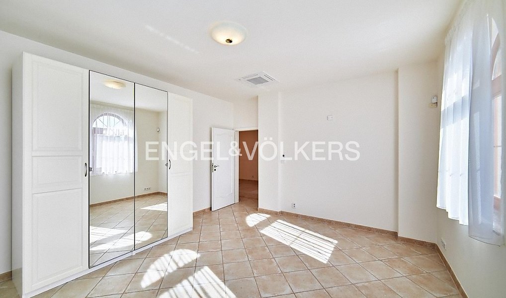 Pronájem domu 243 m² s pozemkem 718 m², Praha – náhled fotky 4