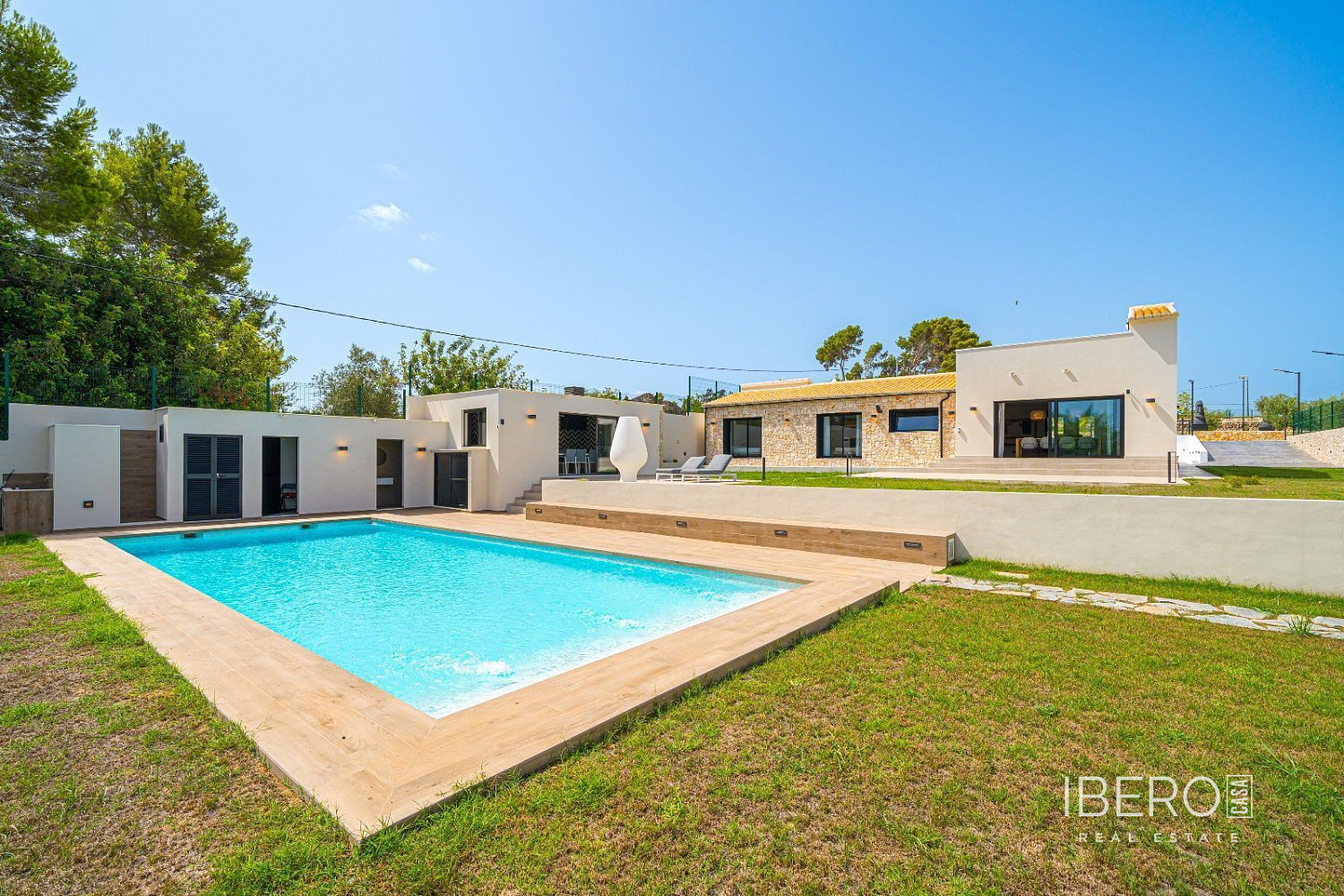 Prodej domu 260 m² s pozemkem 8 000 m²