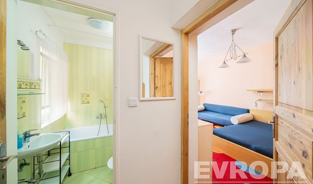 Prodej ubytovacího objektu 425 m², Benecko – náhled fotky 14