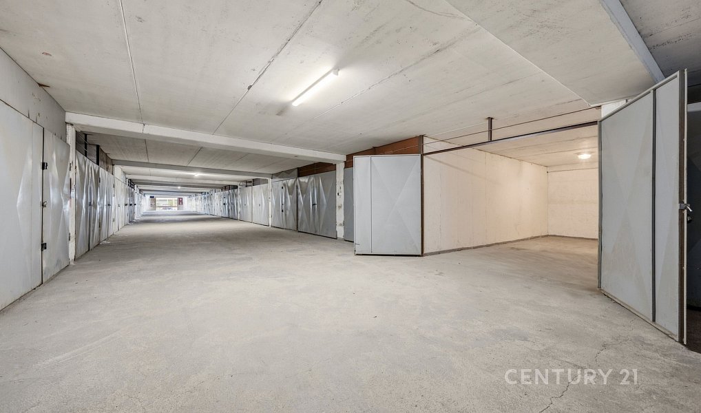 Prodej prostorné garáže, 18 m2, Manželů Dostálových, Praha - Kyje, Praha – náhled fotky 3
