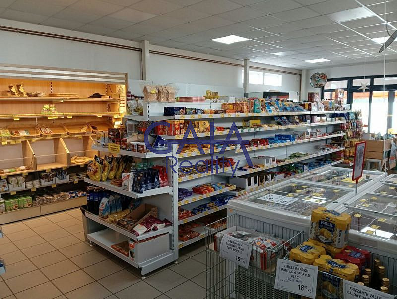 Prodej obchodních prostor 218 m² – fotografie 2