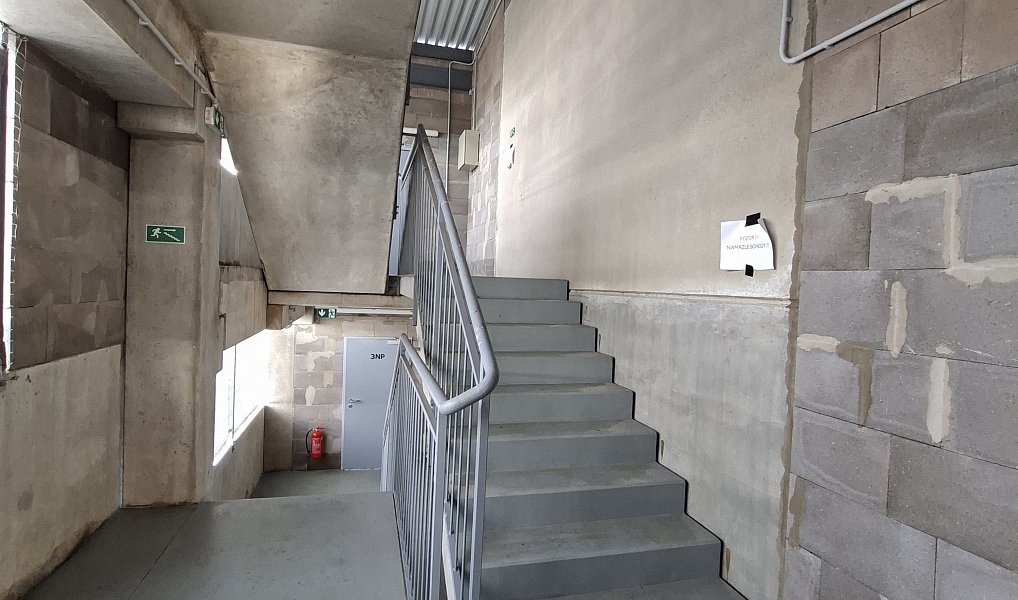 Pronájem krytého garážového stání 12,5m2, Praha 9 - ul. Bryksova, Praha – náhled fotky 7