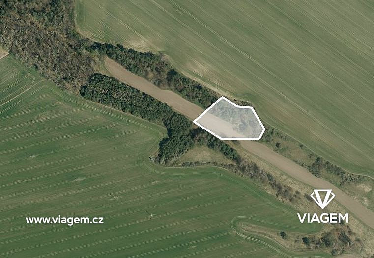 Prodej pole 1 742 m²