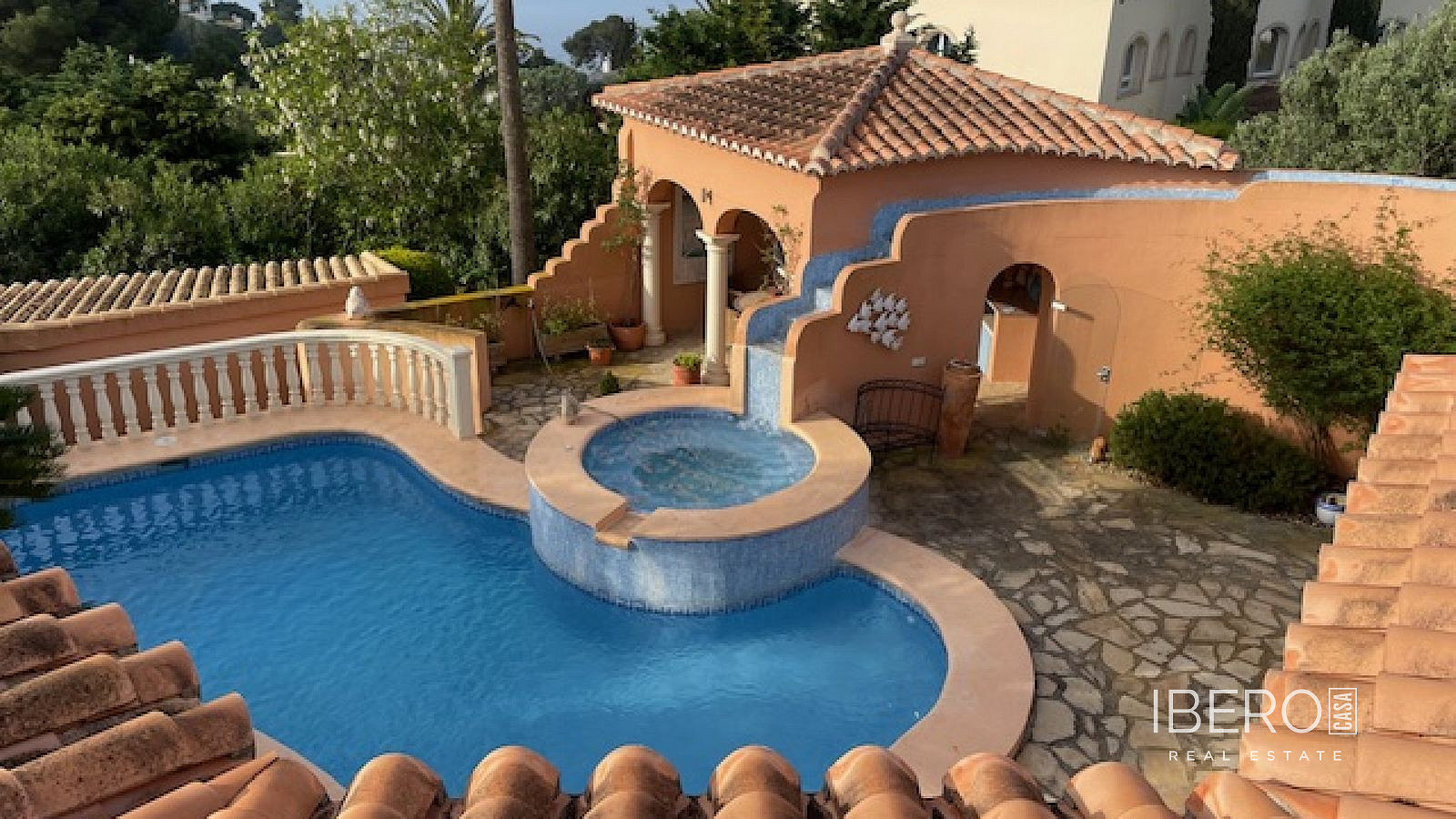 Prodej domu 240 m² s pozemkem 1 068 m²