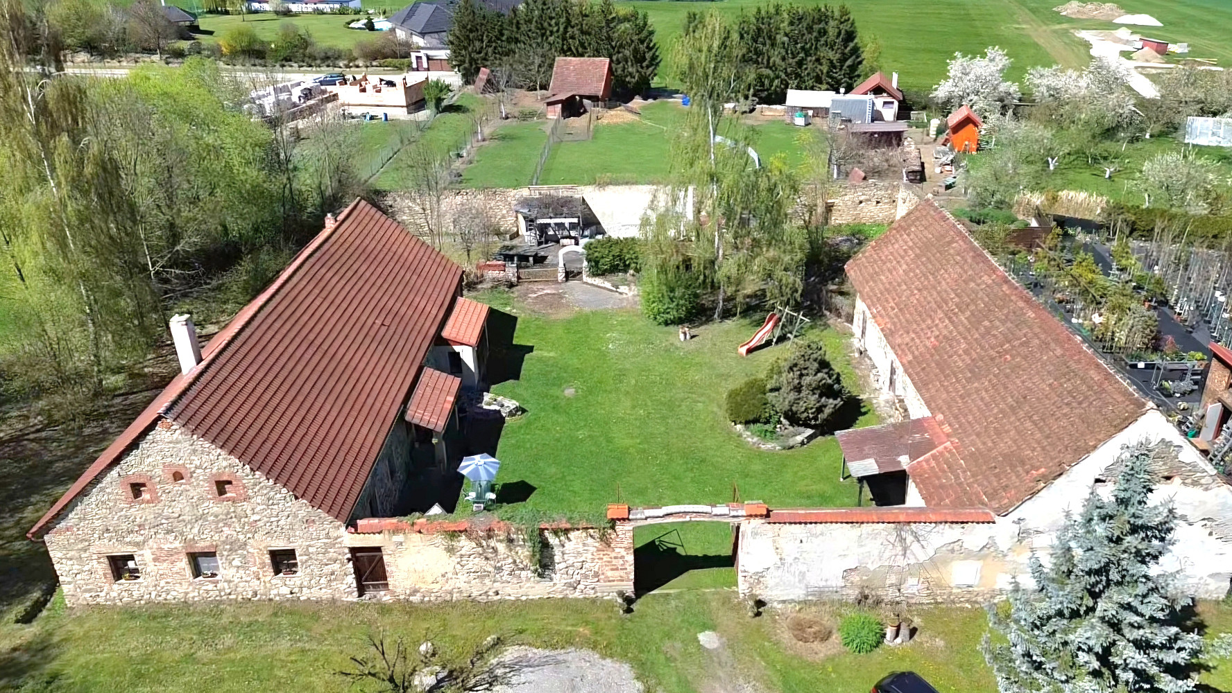 Prodej domu 425 m² s pozemkem 4 951 m²