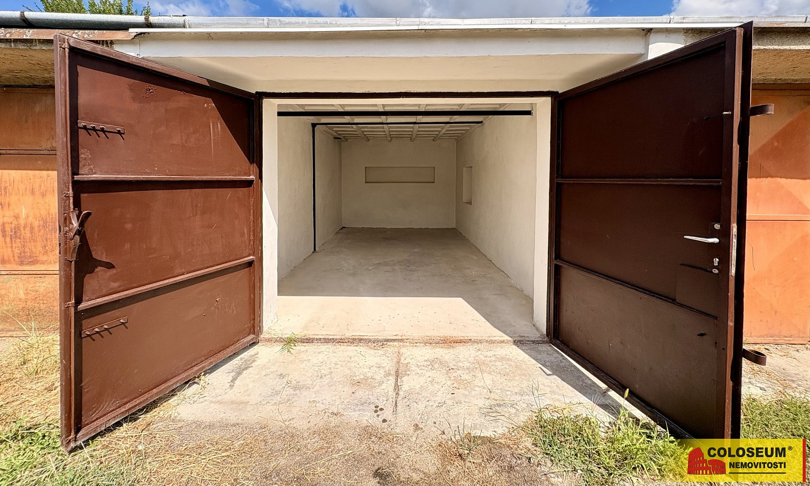 Ivančice - letkovice, garáž 22 m2, řadová, možnost zavedení elektřiny - garáž — photo 3