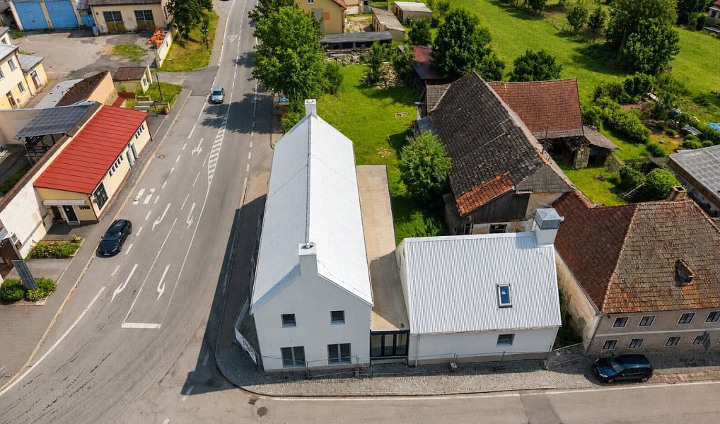 Prodej domu 340 m² s pozemkem 1 783 m², Horní Planá – náhled fotky 2