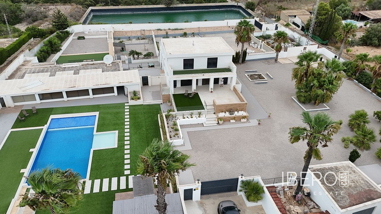 Prodej domu 377 m² s pozemkem 5 727 m²