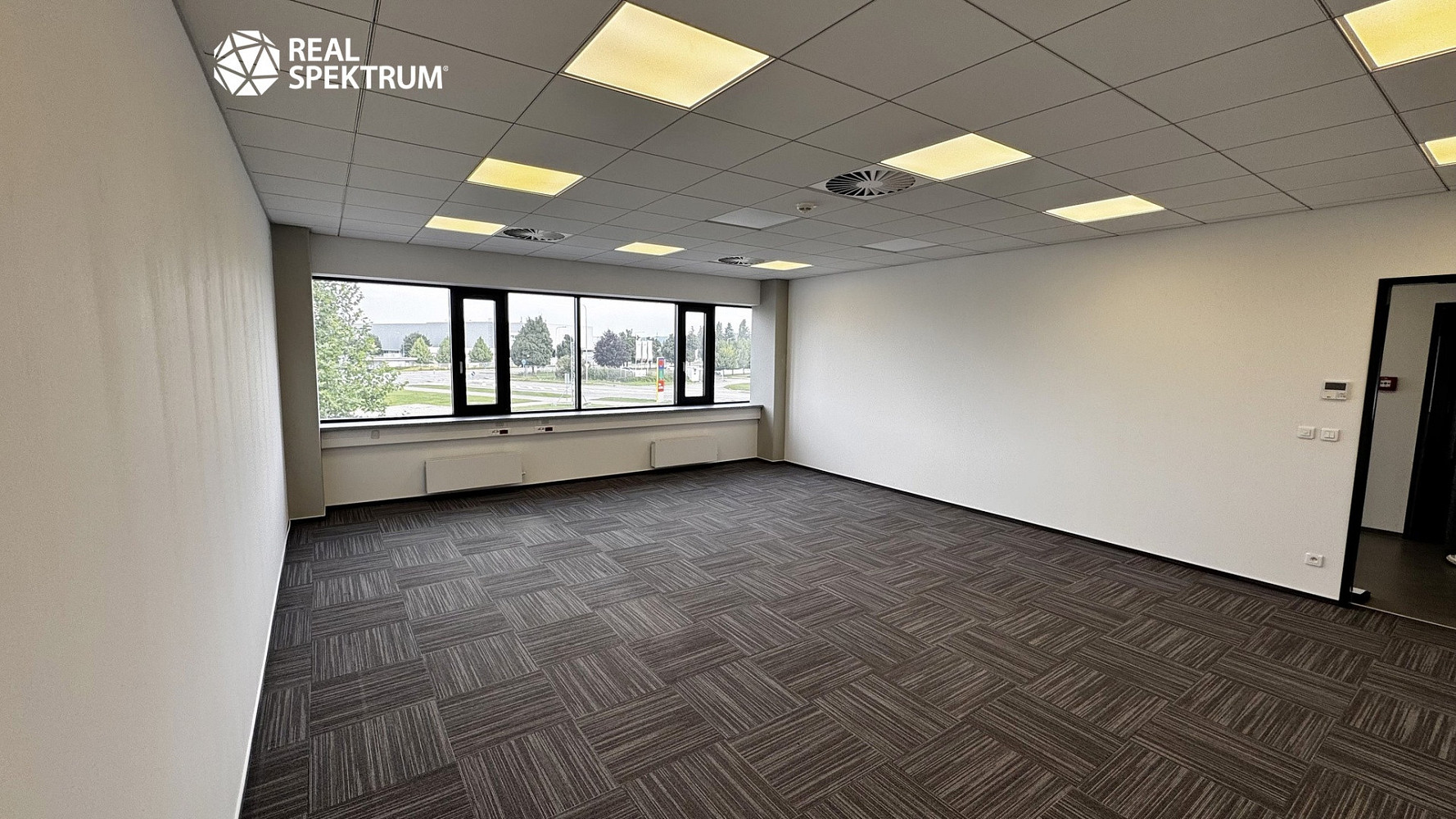 Pronájem kanceláře 294 m² – fotografie 2
