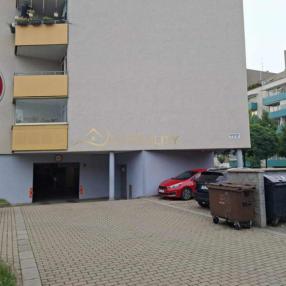Pronájem garážového stání na ul. gen. píky — photo 4