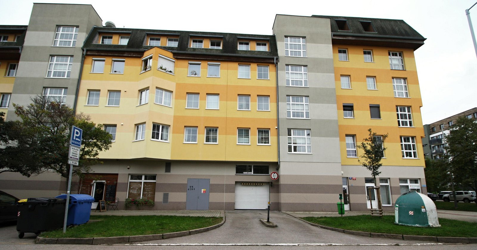 Praha 5 - Barrandov, nabízíme k pronájmu garážové stání v bytovém domu, v ul. Voskovcova.