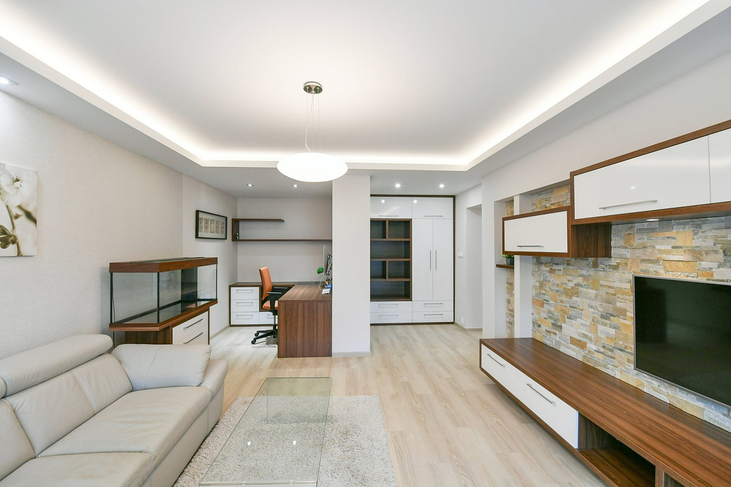 Pronájem bytu 2+1 74 m² – fotografie 3