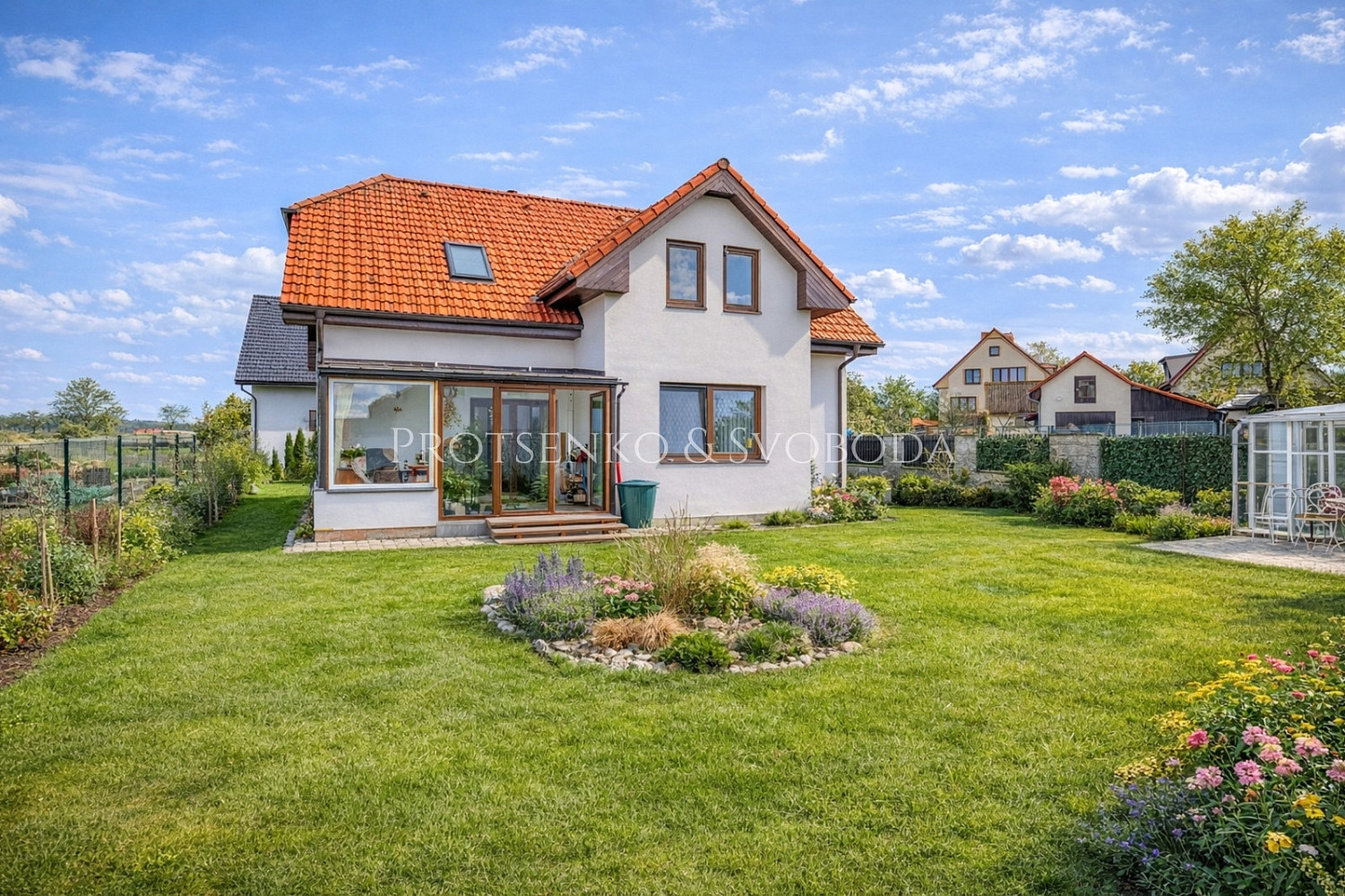 Prodej domu 252 m² s pozemkem 845 m² – fotografie 2