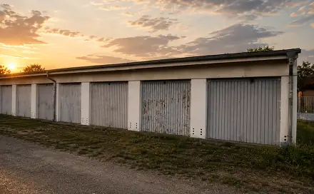 Garáž na Pouchově? Praktická věc, která se neztratí., U Mostku, Hradec Králové