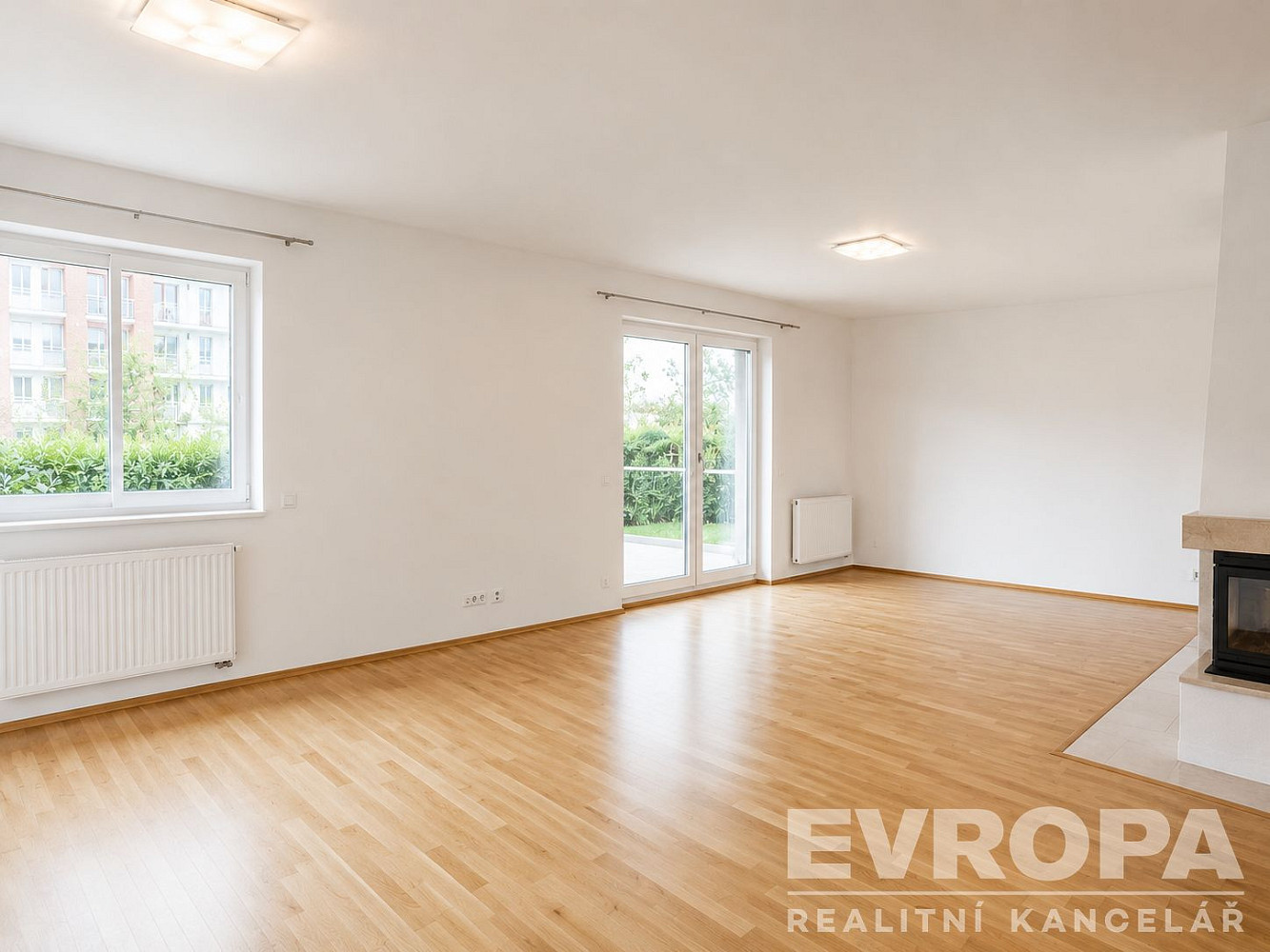 Pronájem domu 334 m² s pozemkem 950 m² – fotografie 2