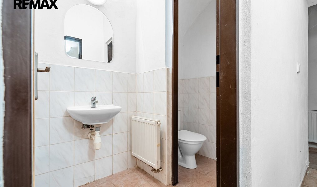 Prodej zemědělského objektu 951 m², Hluboké Dvory – náhled fotky 9