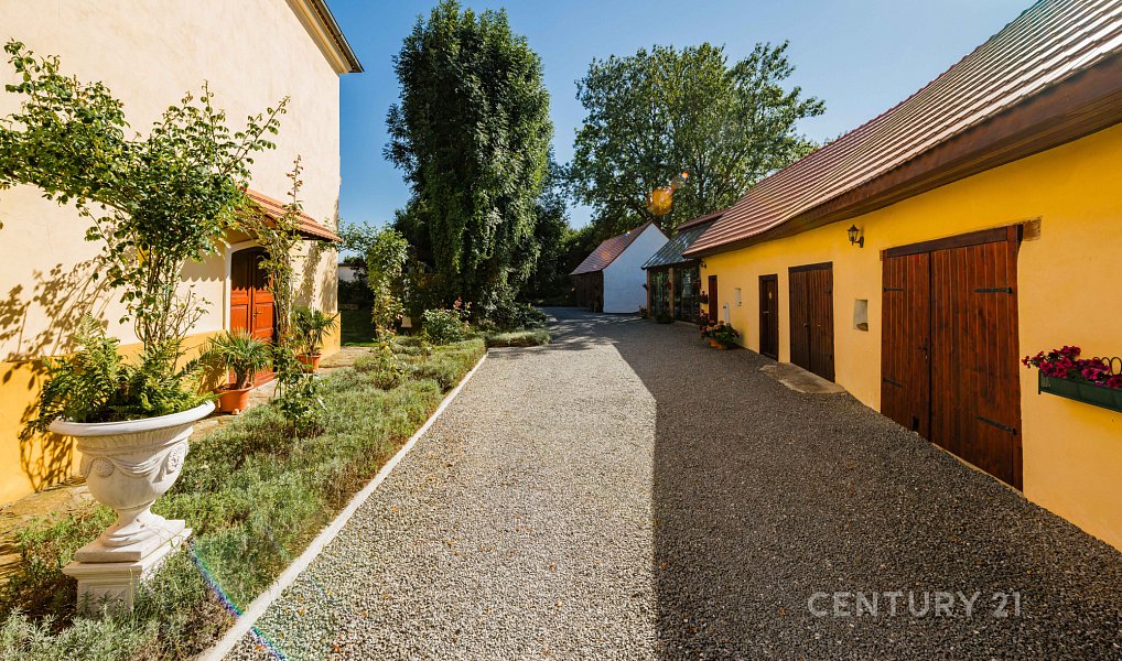 Prodej domu 465 m² s pozemkem 2 031 m², Roudná – náhled fotky 12