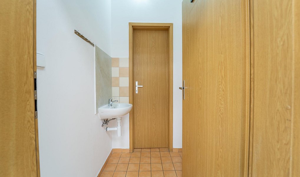 Pronájem obchodních prostor 92 m², Kolín – náhled fotky 9