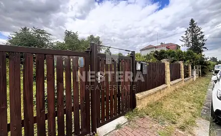 Prodej stavebního pozemku 834 m², Zvíkovská, Praha 9 - Kyje